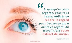 Si quelqu'un vous regarde, vous vous sentez obligés de rendre le regard pour trouver ce qui a attiré ce regard.