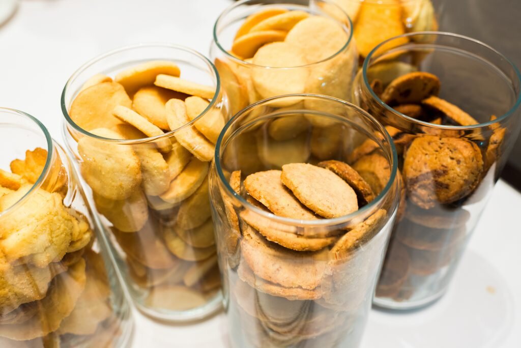 Assortiment de biscuits dans des bocaux en verre.