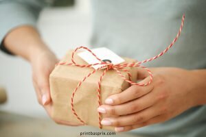 en train d'ouvrir un joli paquet cadeau