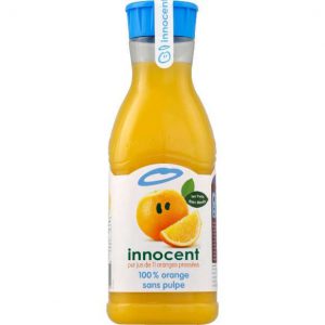 Des bouteilles en plastique de jus d'orange, de la marque Innocent.